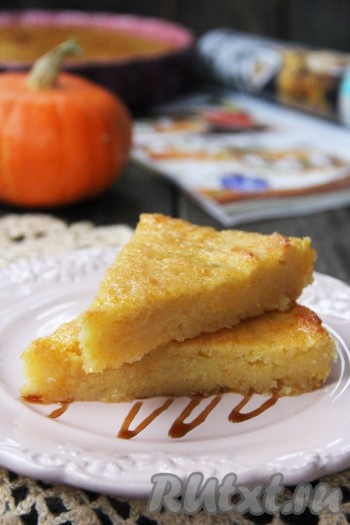 Затем разрезать на кусочки и подать к столу. Пирог с тыквой получается очень ярким и вкусным, советую!
