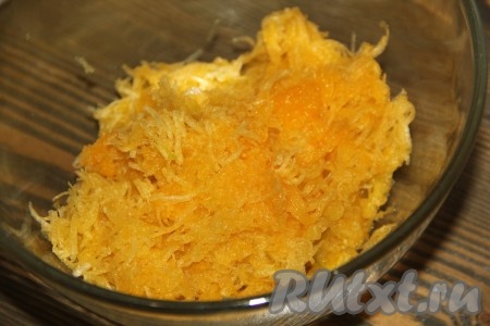 Тыкву, очищенную от кожуры и семечек, натереть на мелкой тёрке. Для этого пирога нам понадобится 300 грамм мякоти тыквы.
