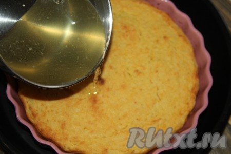 Тыквенный пирог, приготовления с манкой без добавления муки, достать из духовки и полить сиропом.&nbsp;
