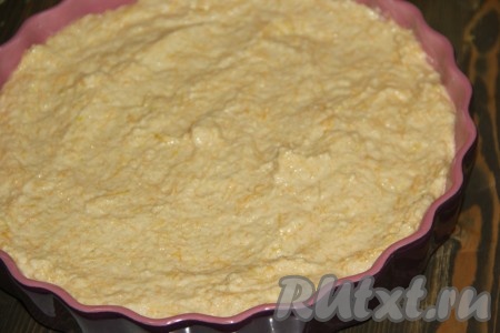 Выложить тесто в форму для выпечки, смазанную растительным маслом, разровнять. Поставить форму в духовку, разогретую до 200 градусов, и выпекать пирог минут 45 (готовность можно проверить сухой лучинкой - при покалывании готового пирога лучинка должна остаться сухой).