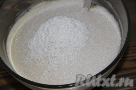 Затем добавить манку, разрыхлитель и сахар.
