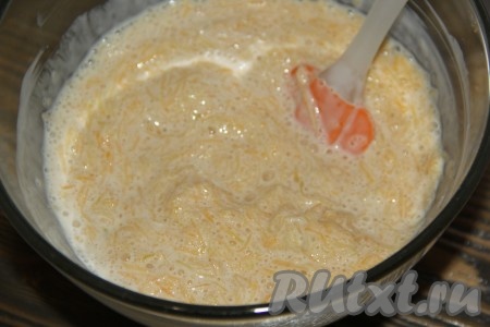 К мякоти тыквы влить кефир, хорошо перемешать массу силиконовой лопаткой.

