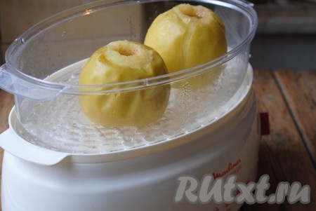 Время приготовления зависит от твердости и размера яблок.
