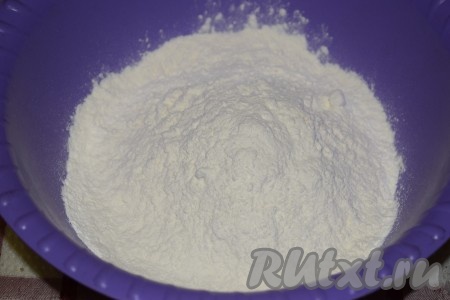 Для приготовления теста просеянную муку насыпаем в миску.
