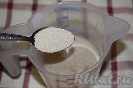 В отдельную емкость наливаем теплую воду, добавляем сахар, соль, сухие дрожжи и хорошо перемешиваем, вливаем к получившейся жидкости растительное масло, перемешиваем.
