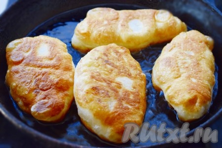 Пирожки жарим на разогретой сковороде на среднем огне в большом количестве растительного масла с двух сторон (примерно, по 3-4 минуты с каждой стороны).
