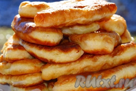 Выкладываем жареные дрожжевые пирожки с картофельной начинкой на тарелку и подаем к столу!
