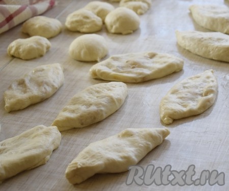 Защипываем тесто и формируем пирожки, слегка приминая их рукой.
