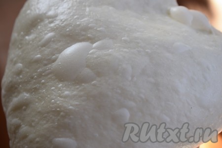 Подошедшее дрожжевое тесто будет легким, начнет пузыриться и "пищать" при работе с ним.
