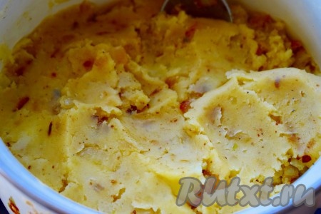 Пока варится картошка, делаем зажарку для начинки. Для этого нарезаем мелко очищенный лук, обжариваем его на разогретой сковороде на растительном масле, иногда помешивая, до прозрачности, затем немного подрумяниваем. Добавляем к обжаренному луку соль и специи, перемешиваем зажарку. Готовую зажарку снимаем с огня и добавляем сливочное масло, оно расплавится и сделает нашу начинку сочной и вкусной. Когда картофель сварится, сливаем воду и превращаем в пюре при помощи толкушки. В картофельную массу добавляем нашу зажарку и хорошо переминаем все вместе при помощи толкушки. Даем начинке остыть. Картофельная начинка для пирожков готова!