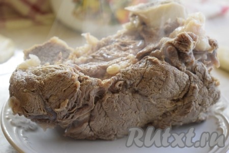 Достаем говядину из бульона. В дальнейшем этот бульон можно использовать для приготовления вкуснейшего борща или наваристого супа.