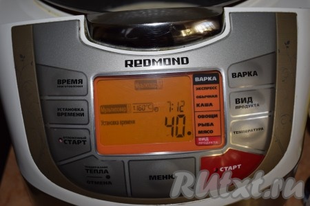 Включаем режим "Мультиповар" (температура 160 градусов) и выставляем вид продукта "Мясо" (время приготовления ставим 40 минут). Если у вашей мультиварки отсутствует режим "Мультиповар", то его можно заменить на режим "Выпечка".
