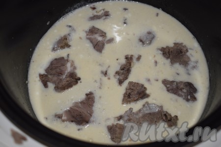 Когда мука подрумянится, выкладываем к ней получившийся сметанный соус и кусочки говядины, закрываем крышку мультиварки.
