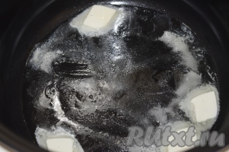 Мультиварку включаем на режим "Жарка" на 15 минут, выбираем вид продукта "Рыба". Наливаем в чашу мультиварки растительное масло и добавляем к нему сливочное масло.
