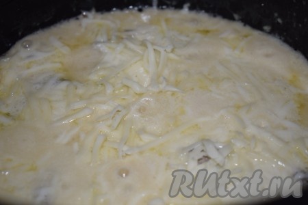 По истечении 20 минут добавляем сыр в мультиварку поверх мяса.
