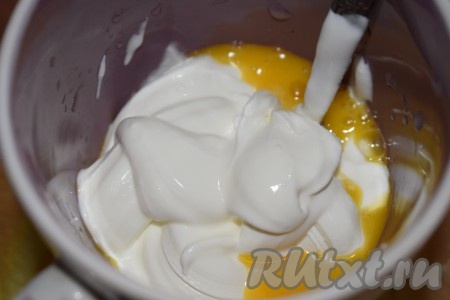 Для приготовления соуса смешиваем яичные желтки, сметану, молоко (или бульон), солим и перчим по вкусу.
