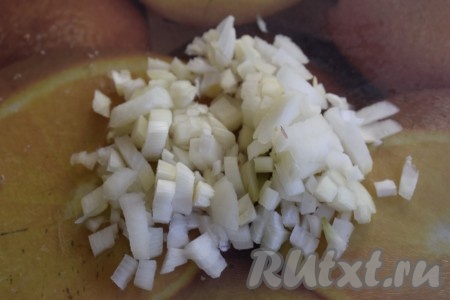 Лук очищаем и нарезаем мелко.
