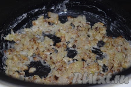 К обжаренному луку добавляем 1 столовую ложку муки, перемешиваем. Обжариваем муку вместе с луком при открытой крышке мультиварки, помешивая, до подрумянивания муки.