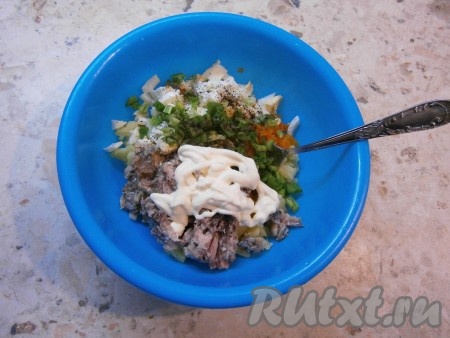 В салат добавить 2-3 столовые ложки майонеза и хорошо его перемешать.
