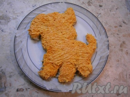 Аккуратно и ровненько покрыть салат морковной смесью.
