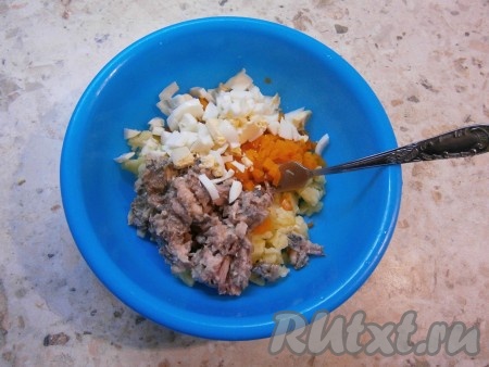 Добавить рыбные консервы, чуть размятые вилкой, и рубленные яйца.
