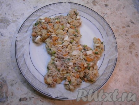 На плоскую тарелку большого диаметра аккуратно выложить салат в виде собачки с одним поднятым ушком и хвостиком.