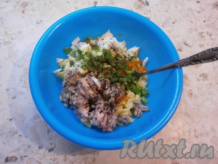 Сюда же добавить измельченный зеленый лук, щедро салат поперчить и немного посолить.
