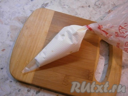 Густую сметану поместить в одноразовый кулинарный мешок, срезав маленькую часть кончика. Можно сметану выложить в обычный целлофановый пакет, также срезав уголок.
