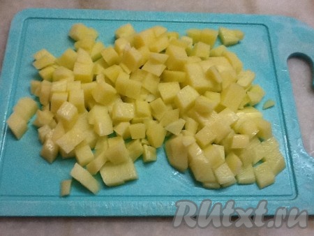 В кастрюлю с грибами и морковью влить горячую кипячёную воду, выложить нарезанный очищенный картофель. Воды должно быть не очень много, чтобы получилась густая похлёбка.