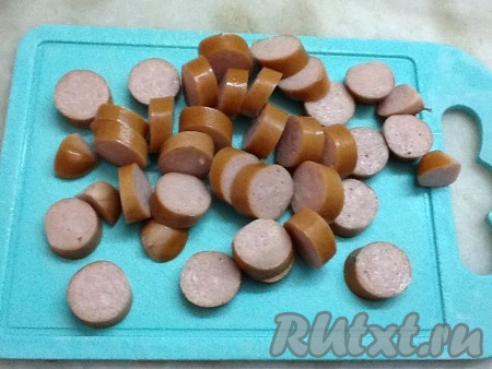 По истечении времени нарезать сосиски колечками и добавить в похлебку.