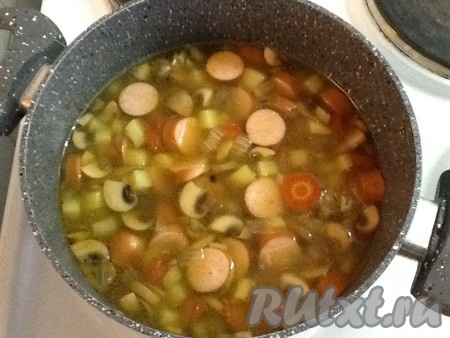 По истечении времени нарезать сосиски колечками и добавить в похлебку.