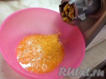 Разделив мандарины на дольки, пропускаем их через мясорубку.