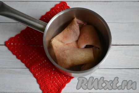 Шкуру сала очень тщательно очистить, для этого шкурку нужно смочить теплой водой и поскрести ножом, затем смыть и снова поскрести. Повторить эту процедуру 5-7 раз. Шкура на сале должна быть идеально чистой. Затем залить сало со шкуркой водой и поставить на огонь. После закипания снизить огонь до минимума и продолжить варить 1 час.
