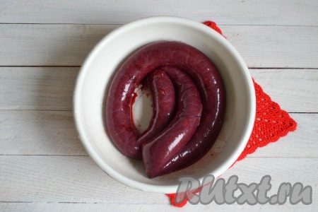 Можно одеть насадку на мясорубку и наполнять кишки фаршем с помощью мясорубки. Можно наполнить кишку фаршем и без использования мясорубки, для этого необходимо одной рукой держать насадку с надетой на ней кишкой, немного приподняв ее над столом, а другой рукой наполнять оболочку фаршем. Так как фарш не такой плотный, как мясной, он легко проходит. Когда вся оболочка наполнится, завязать второй конец кишки нитью.
