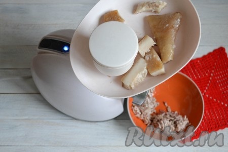 Когда сало сварится и остынет, перемолоть его мясорубкой, используя решетку мясорубкими с мелкими отверстиями.