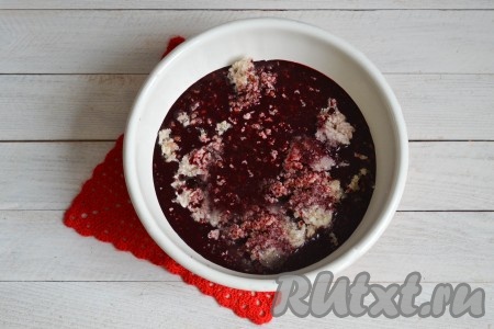 В глубокую миску влить кровь. С помощью ситечка собрать кровяные и жировые сгустки. Всыпать в кровь гречку с салом, по вкусу добавить соль. Нужно помнить, что кровь солоноватая! Перемешать всю массу - начинка для колбасы готова.
