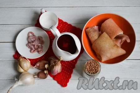 Подготовить необходимые ингредиенты для приготовления в домашних условиях кровяной колбасы с гречкой.