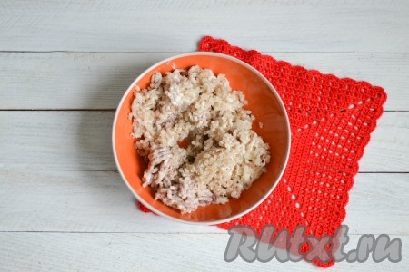 Получившуюся массу перемешать.
