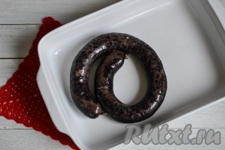 Затем выложить кровяную колбасу на противень (его, при желании, можно смазать маслом), смазать колбаску растительным или сливочным маслом и запекать в разогретой духовке 15 минут при температуре 170 градусов.
