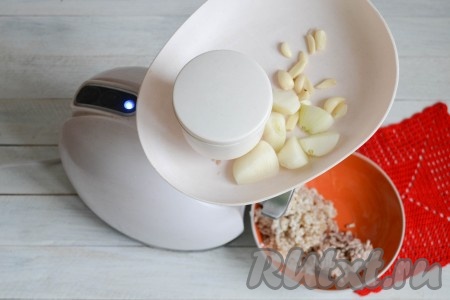 Затем пропустить через мясорубку очищенные лук с чесноком и добавить к салу.
