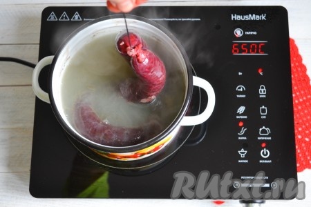 По всей поверхности колбасы сделать 7-10 проколов иглой (чтобы воздух выходил), опустить ее в кипящую воду и варить 15 минут (с момента закипания) на небольшом огне.
