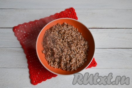 До готовности отварить гречневую крупу. Нужно следить, чтобы гречка не разварилась, а осталась рассыпчатой.
