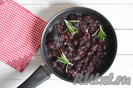 Жарить свиную кровь в сковороде без крышки на среднем огне в течение 15 минут до момента, когда выпарится жидкость, периодически помешивая. В этот момент добавить соль и черный молотый перец, по желанию, добавить веточки розмарина, перемешать.