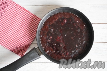 Вылить кровь в сковороду.