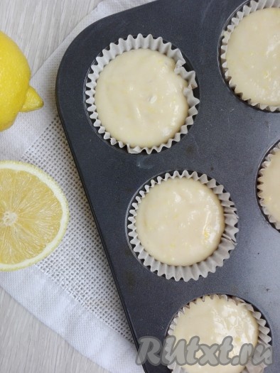 Раскладываем тесто по формочкам.