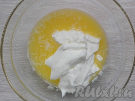 Сливочное масло растапливаем, слегка остужаем и смешиваем с йогуртом.