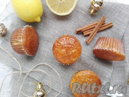 Можно приготовить лимонную глазурь: смешать цедру лимона, сахарную пудра и лимонный сок, взбить аккуратно вилкой и полить маффины.