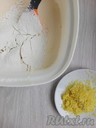 Масло с йогуртом добавляем к яйцам, всыпаем муку, разрыхлитель, соль, цедру лимона, можно, по желанию, добавить рубленный шоколад, перемешиваем аккуратно лопаткой. Тесто получится не жидким.