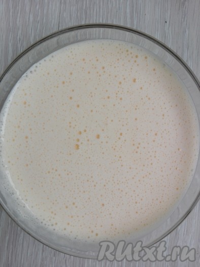 Яйца взбиваем с сахаром.