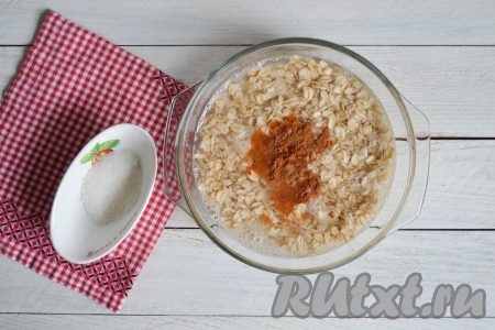 Всыпать сахар, корицу и мускатный орех.